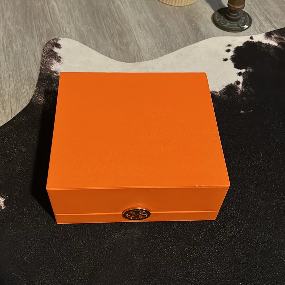 🧡✨Tory Burch Storage/Jewelry Signature Orange Box w/Gold Logo✨🧡 - Picture 6 of 9